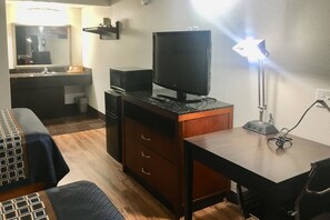 Een kluis op de kamer, een strijkplank/strijkijzer, wifi, beddengoed