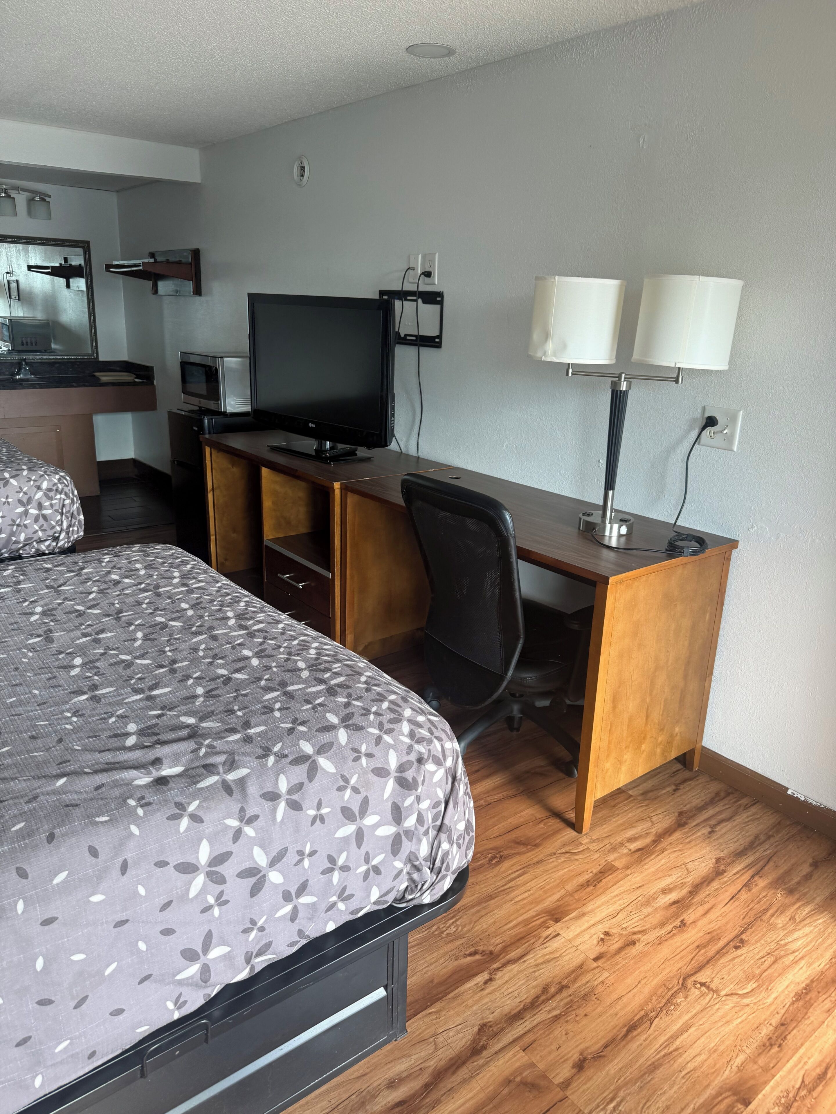 In-room safe, iron/ironing board, WiFi, bed sheets