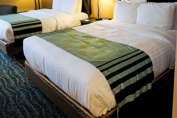 Ylelliset vuodevaatteet, työpöytä, pimennysverhot, silitysrauta/-lauta