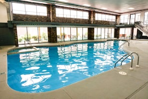 Een binnenzwembad, open van 07.00 uur tot 23.00 uur, en ligstoelen