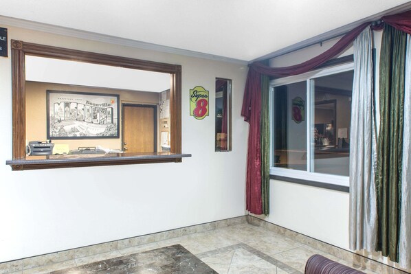 Lobby - Super 8 by Wyndham Boonville (Boonville)