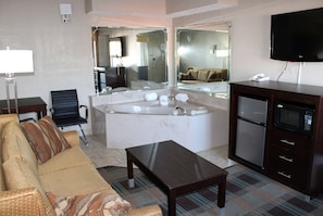 Suite, 1 kingsize bed, bubbelbad | Luxe beddengoed, een bureau, verduisterende gordijnen
