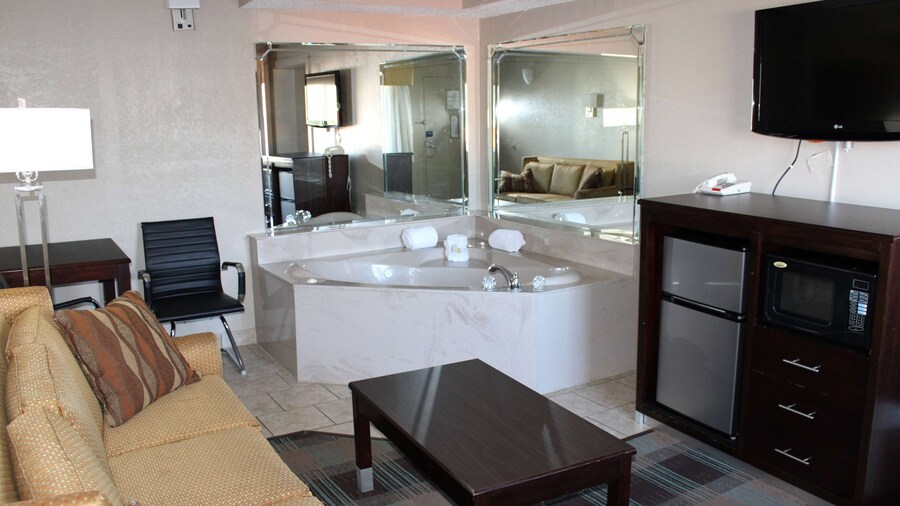 Days Inn & Suites by Wyndham Springfield on I-44