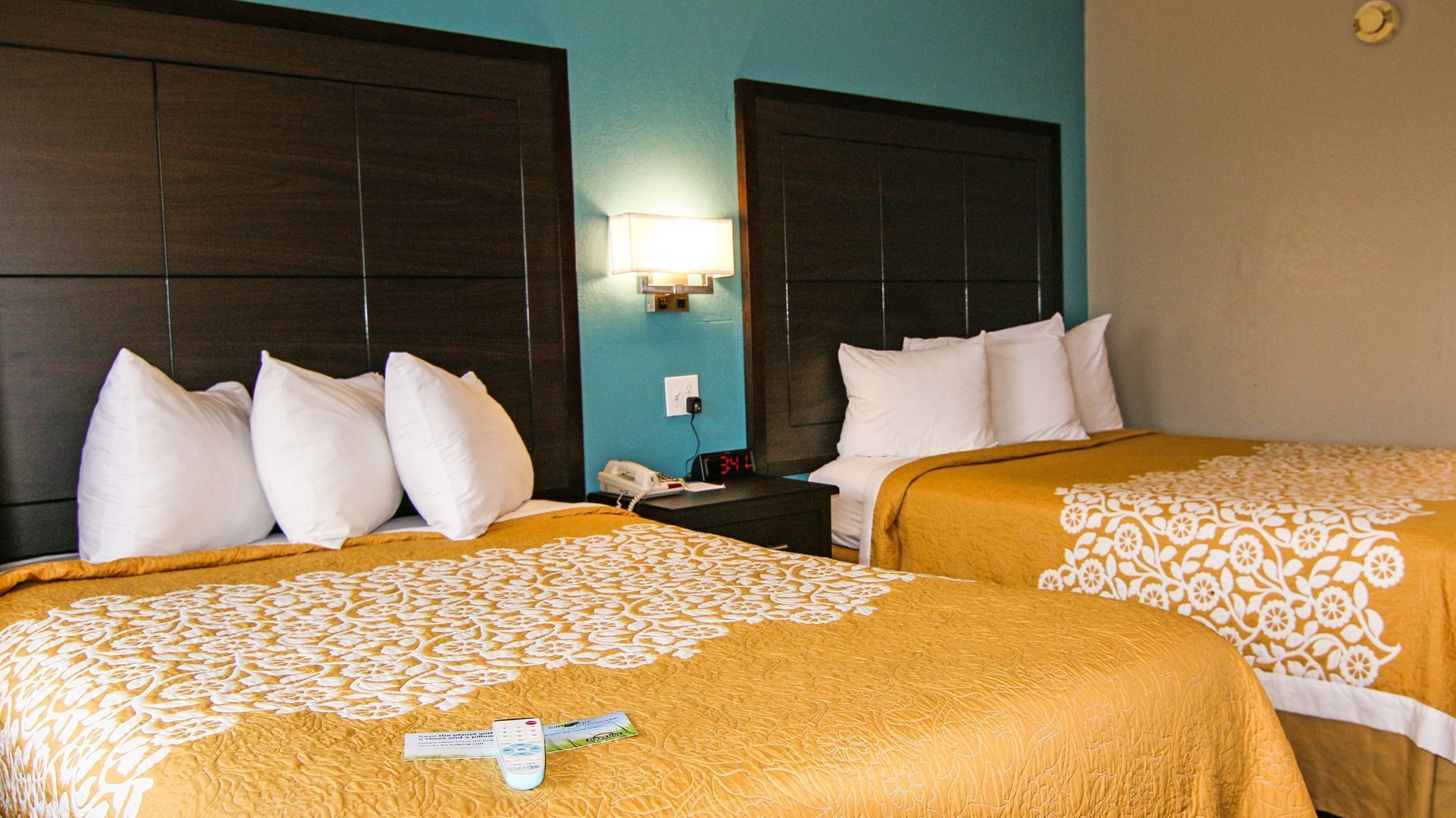 Ropa de cama de alta calidad, escritorio y cortinas blackout 