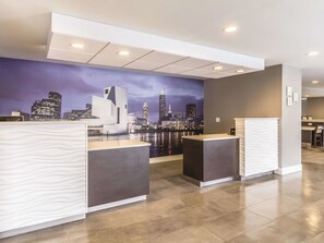 Lobby - La Quinta Inn & Suites by Wyndham Cleveland - Airport North (Cleveland)