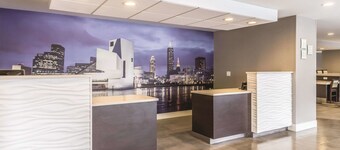 La Quinta Inn & Suites by Wyndham Cleveland - Airport North