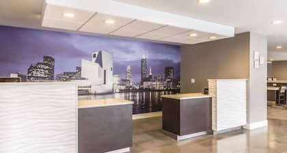 La Quinta Inn & Suites by Wyndham Cleveland - Airport North