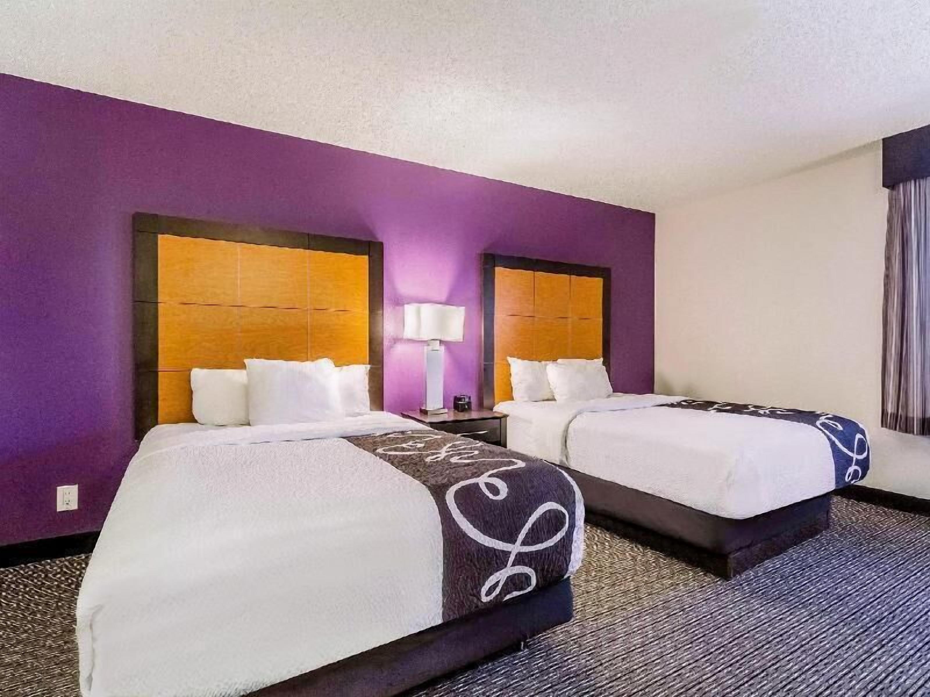 고급 침구, 책상, 노트북 작업 공간, 암막 커튼