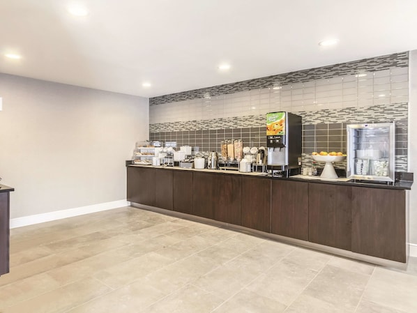 Free daily continental breakfast - La Quinta Inn & Suites by Wyndham Cleveland - Airport North (Cleveland)