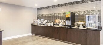 La Quinta Inn & Suites by Wyndham Cleveland - Airport North