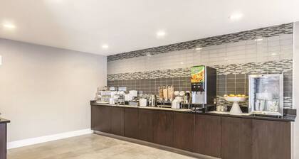 La Quinta Inn & Suites by Wyndham Cleveland - Airport North