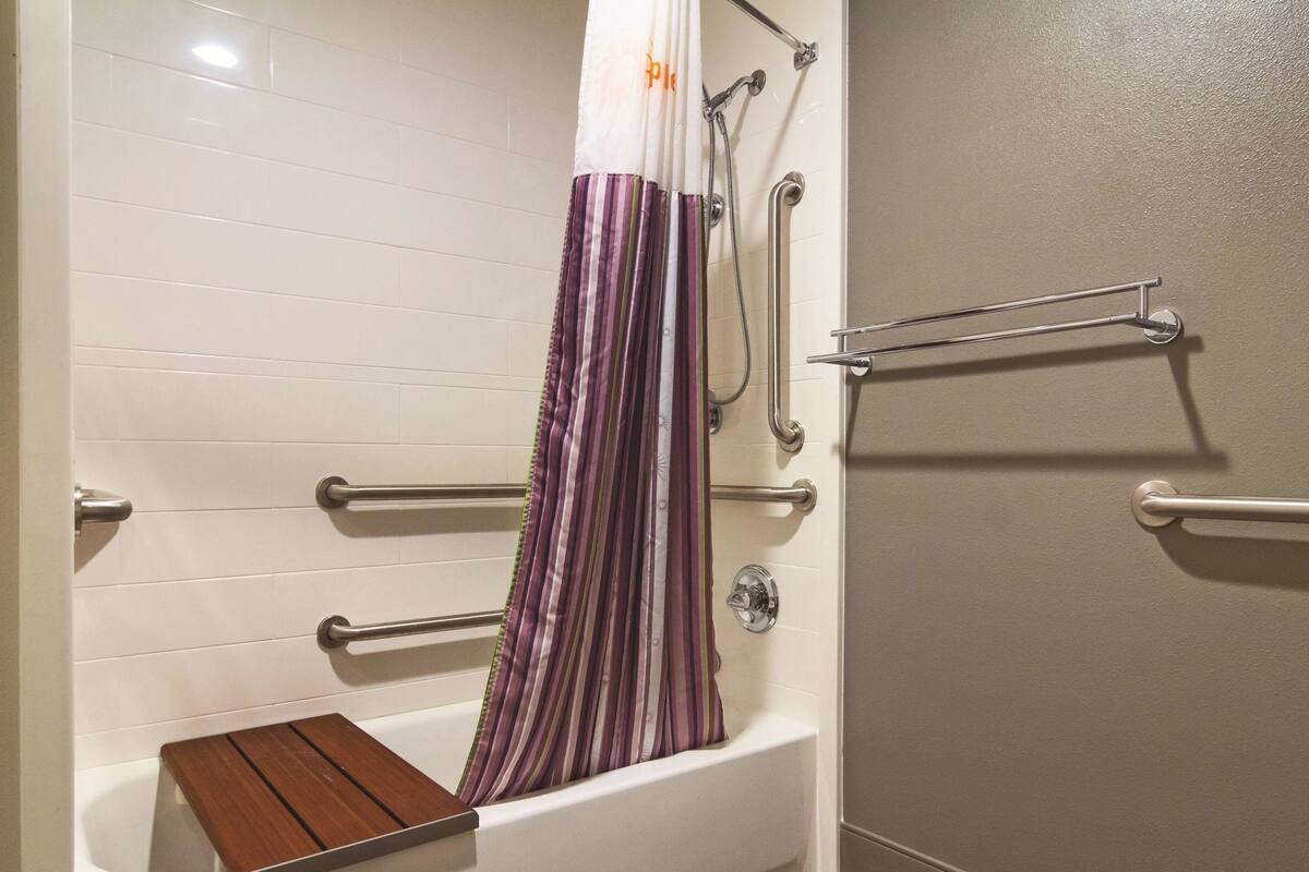 Zimmer, 1 Doppelbett, barrierefrei, Nichtraucher (Mobility/Hearing Impaired Accessible) | Badezimmer | Duschwanne, kostenlose Toilettenartikel, Haartrockner, Handtücher