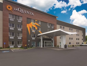 Exterior - La Quinta Inn & Suites by Wyndham Cleveland - Airport North (Cleveland)