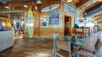 10 restaurants; breakfast, lunch and dinner served