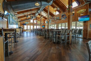 10 restaurants, breakfast, lunch, dinner served; Italian cuisine