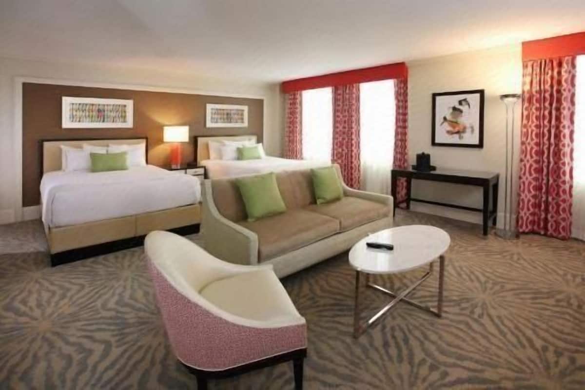 Hypo-allergenic bedding, in-room safe, desk, blackout curtains