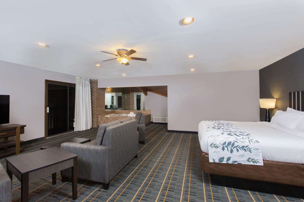 Executive Suite, 1 Katil Raja (King), Non Smoking (Studio) | Peti besi dalam bilik, meja, seterika/papan seterika, Wi-fi percuma