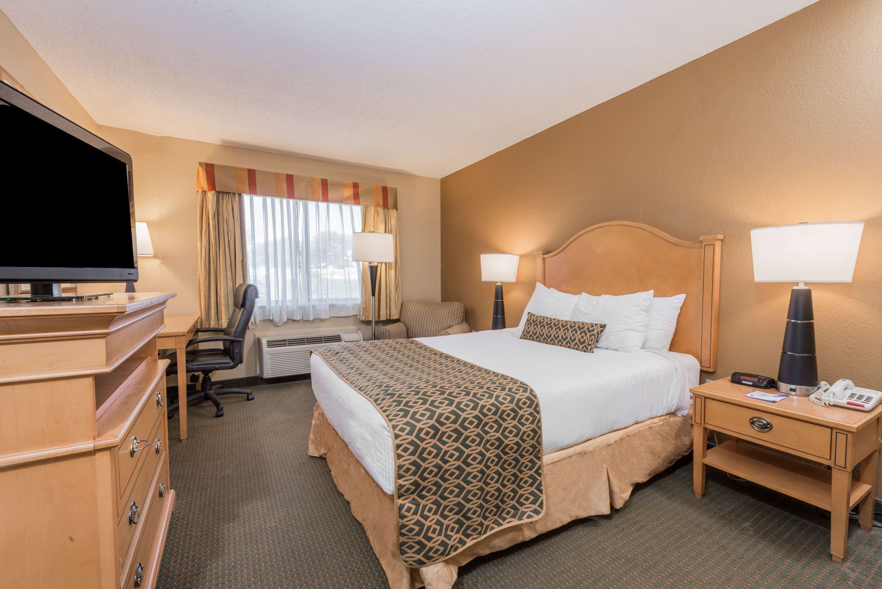 In-room safe, desk, iron/ironing board, free WiFi