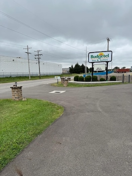 Budgetel Inn & Suites