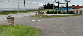 Budgetel Inn & Suites