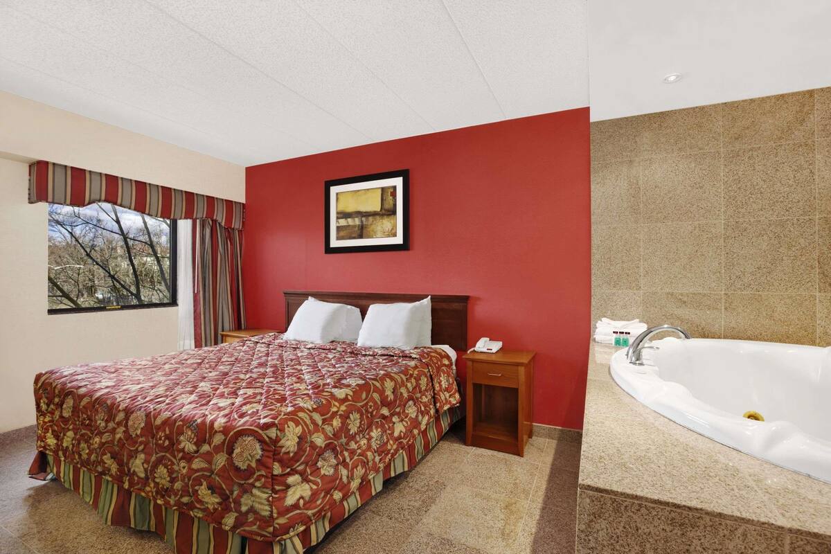 Studio Suite, 1 Queen Bed, Non Smoking | Desk, laptop workspace, iron/ironing board, cribs (free)