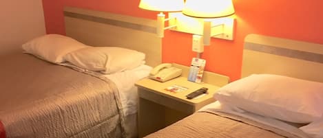 Chambre, 2 lits doubles | Bureau, lits bébé (gratuits), Wi-Fi gratuit, draps fournis