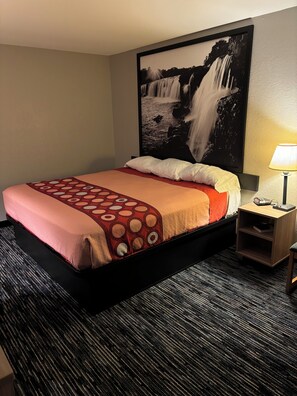 Room, 1 King Bed, Non Smoking | Premium bedding, desk, free WiFi, bed sheets - Super 8 Springfield North I-44 (Springfield)