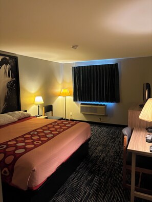 Room, 1 King Bed, Non Smoking | Premium bedding, desk, free WiFi, bed sheets - Super 8 Springfield North I-44 (Springfield)