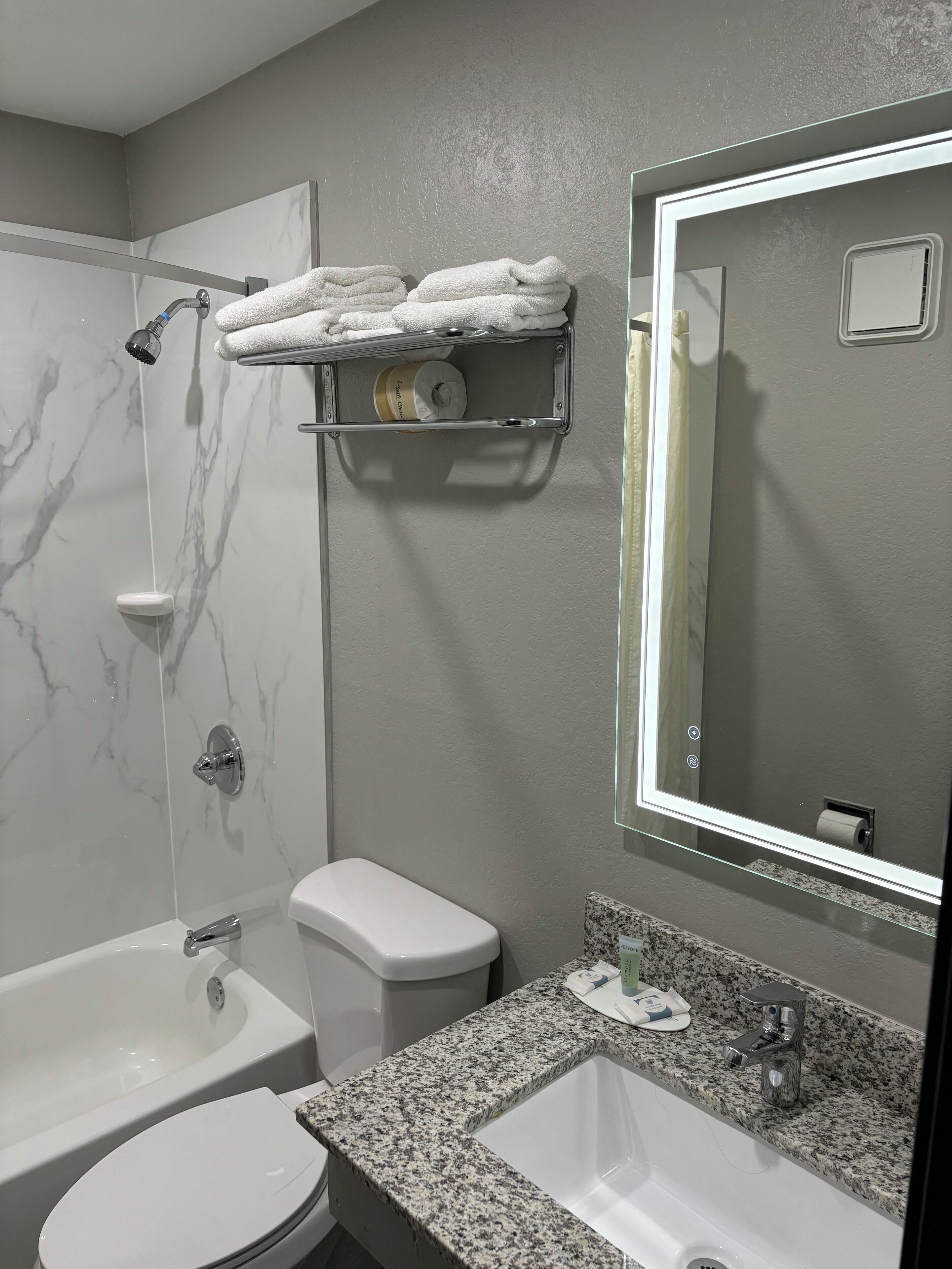 Bañera, artículos de tocador gratuitos, secador de pelo, toallas