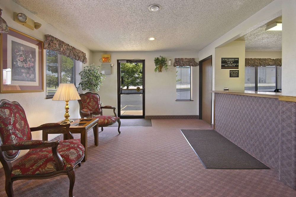 Super 8 Springfield North I-44