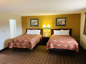 Down comforters, free WiFi, bed sheets - Eastgate Inn (Littleton)