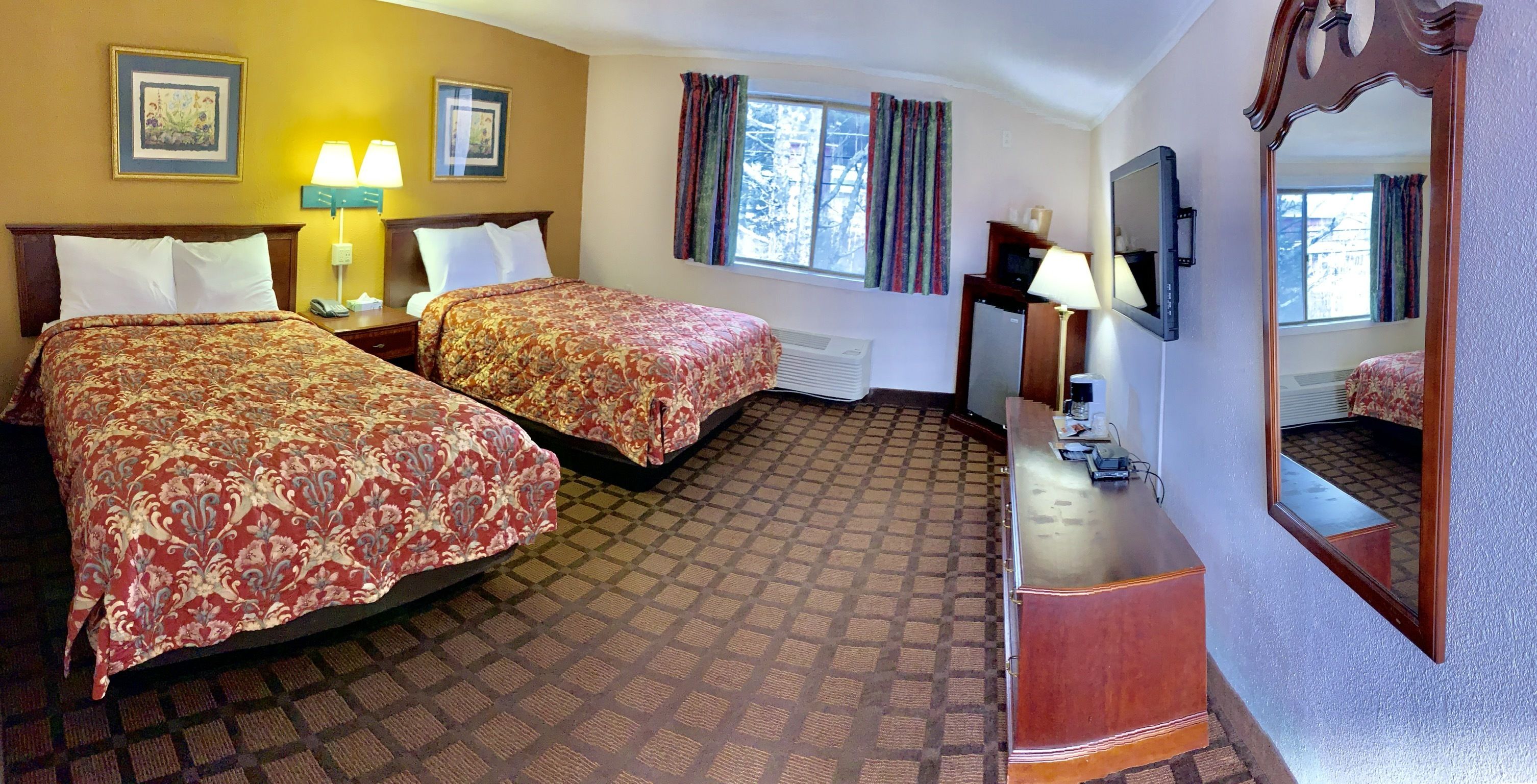 スタンダード ルーム ダブルベッド 2 台 | 羽毛の掛け布団、WiFi (無料)、ベッドシーツ