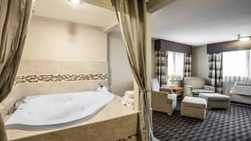 Un baño con bañera, cortina de ducha y una zona de estar con una silla y reposapiés.