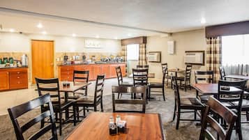 Desayuno completo gratuito y diario