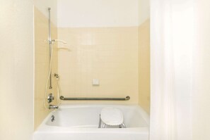 Standaard kamer, 1 queensize bed, toegankelijk voor mindervaliden | Badkamer | Een bad/douchecombinatie, handdoeken