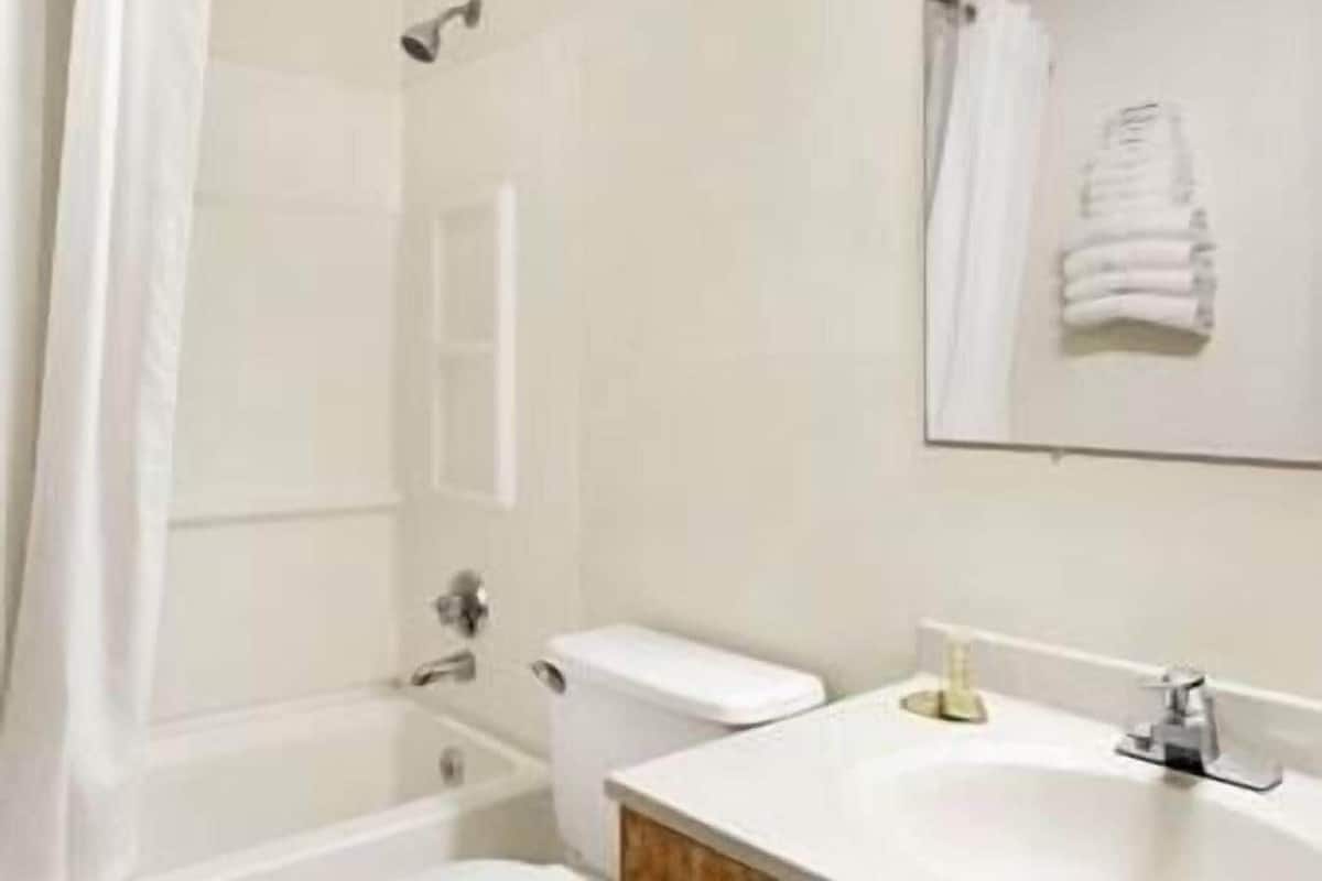 Bathroom | Combined shower/tub, towels