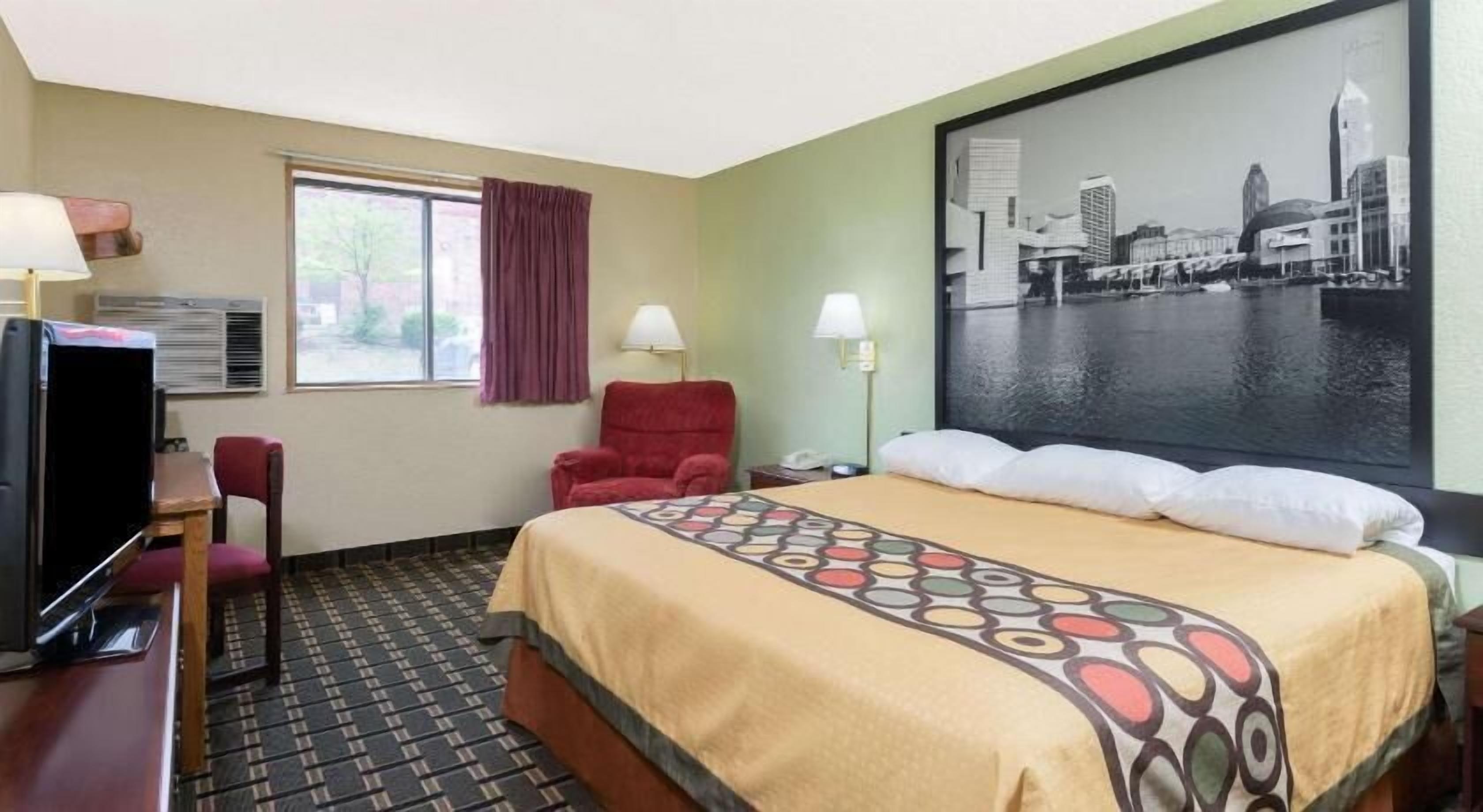 Desk, soundproofing, free cribs/infant beds, free WiFi