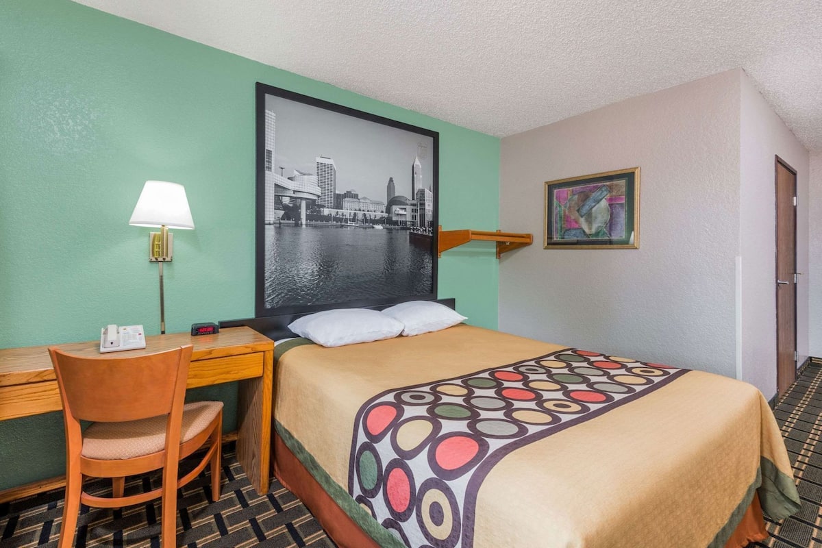 Desk, soundproofing, free cribs/infant beds, free WiFi