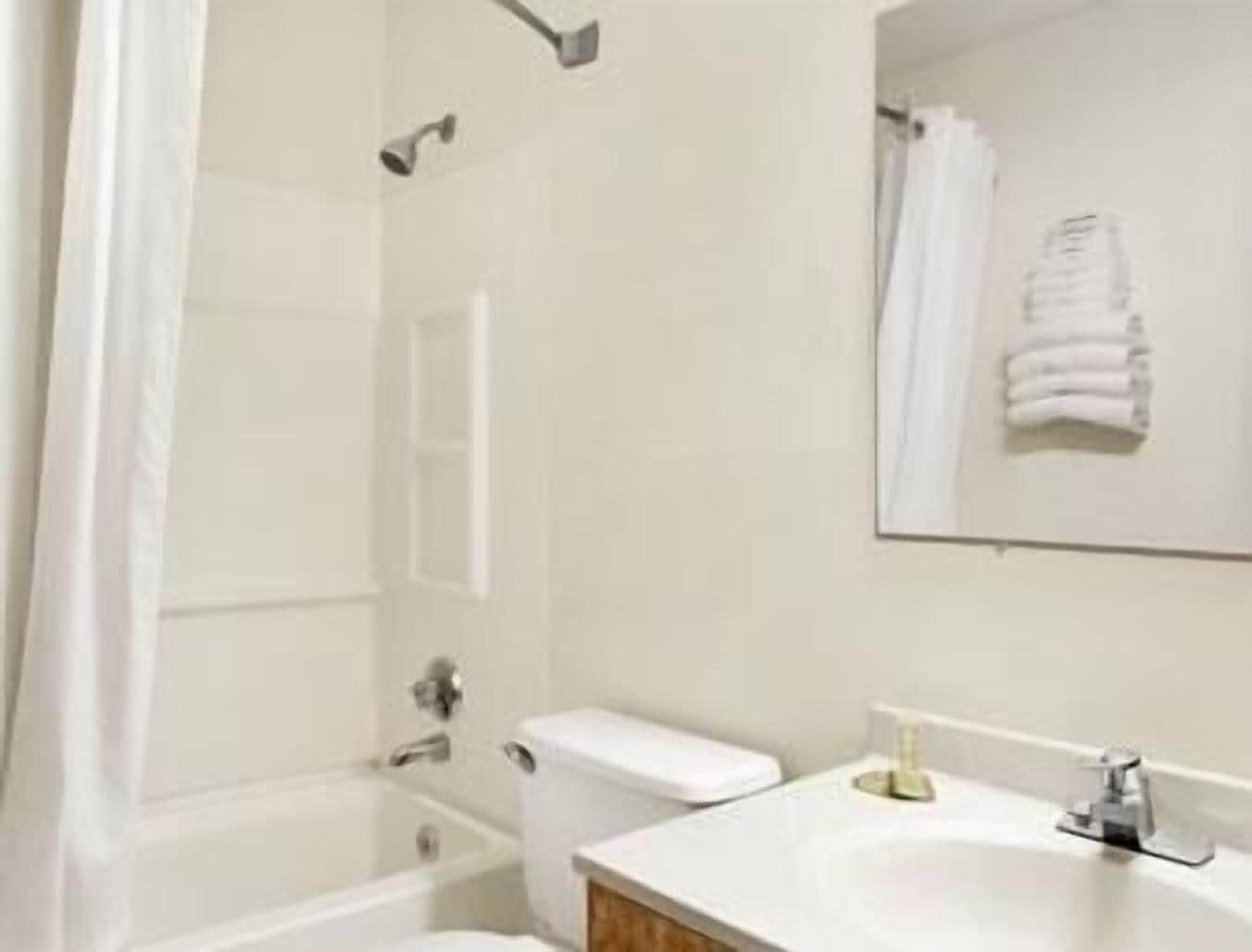 Combined shower/bathtub, towels