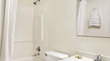 Combined shower/bathtub, towels