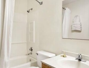 Combined shower/bathtub, towels - Super 8 by Wyndham Twinsburg/Cleveland Area (Twinsburg)