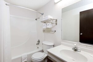 Banheira, produtos de toalete grátis, secador de cabelo 