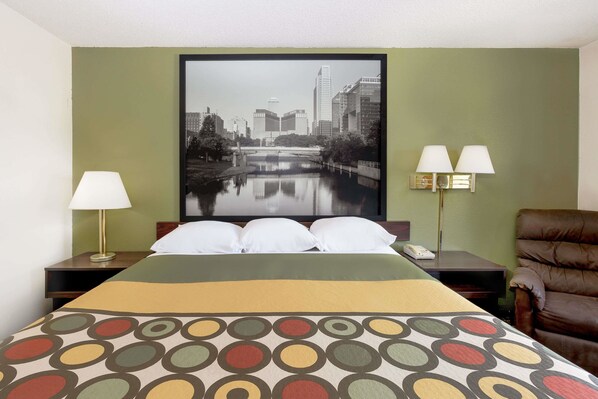 Standard Room, 1 King Bed | In-room safe, individually decorated, individually furnished, desk - Super 8 by Wyndham Norfolk (Norfolk)