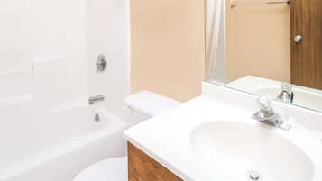Ensemble douche/baignoire, articles de toilette gratuits, sĂšche-cheveux