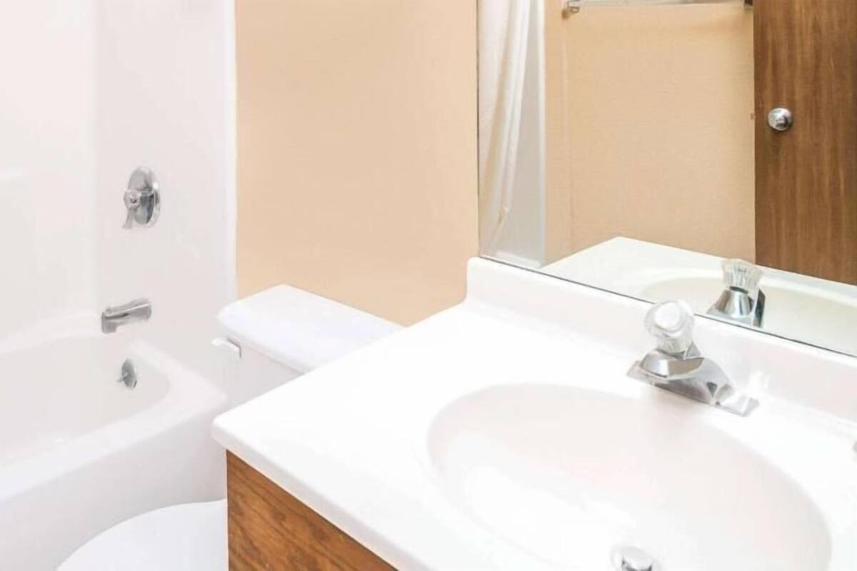 Bathroom | Combined shower/tub, free toiletries, hair dryer, towels