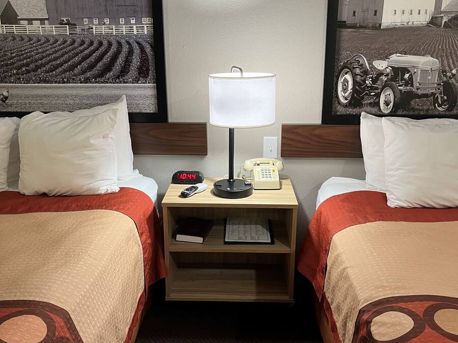 Tirai kedap cahaya dan setrika/meja setrika