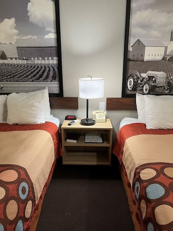 Blackout curtains, iron/ironing board, rollaway beds, free WiFi. Super 8 by Wyndham Blair