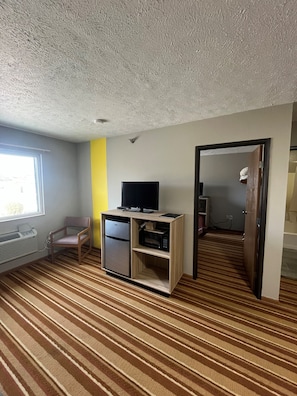Suite, 1 Queen Bed | Blackout drapes, iron/ironing board, rollaway beds, free WiFi