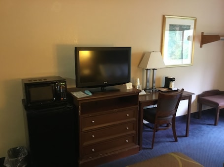 Fernseher. Super 8 by Wyndham Manchester Airport