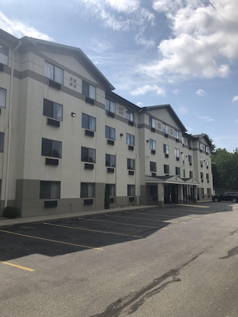 Fassade der Unterkunft. Super 8 by Wyndham Manchester Airport